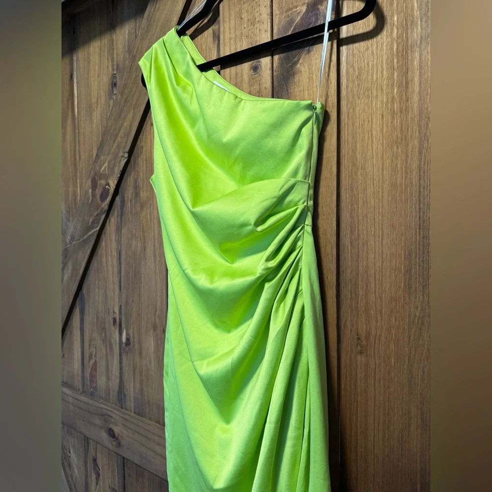 Elliatt‎ Cassini One Shoulder Dress - Picture 4 of 9